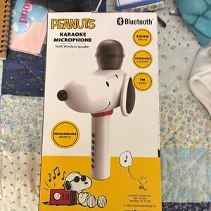 Peanuts Snoopy Wireless Karaoke Microphone - White and Red